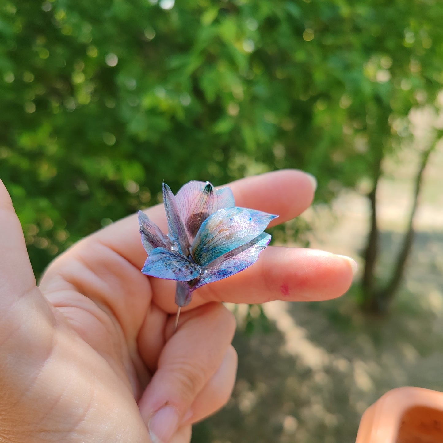 Брошка от лилаво-синя перуанска лилия