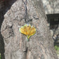 Колие от жълто-зелена перуанска лилия