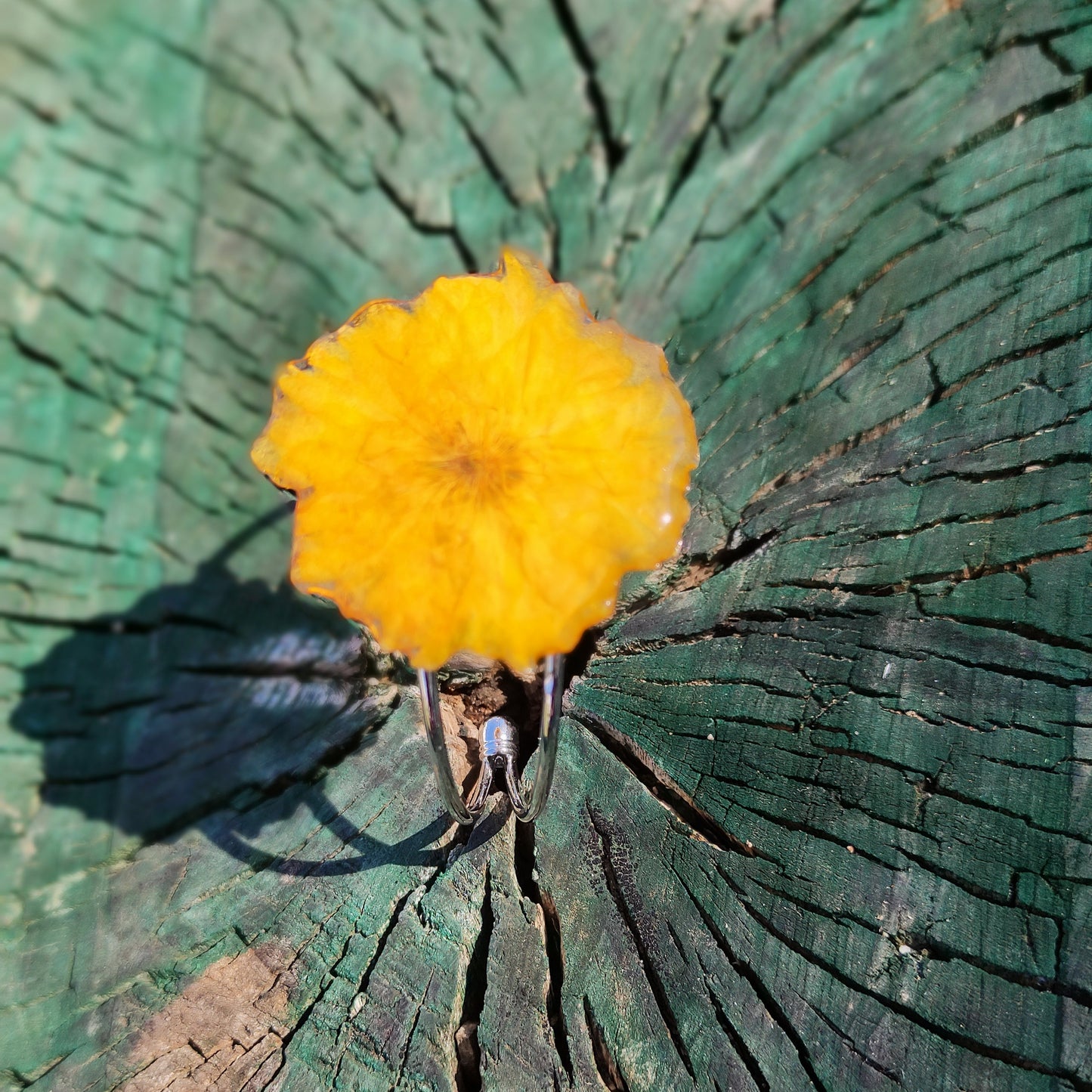 Гривна от жълто пролетно цвете